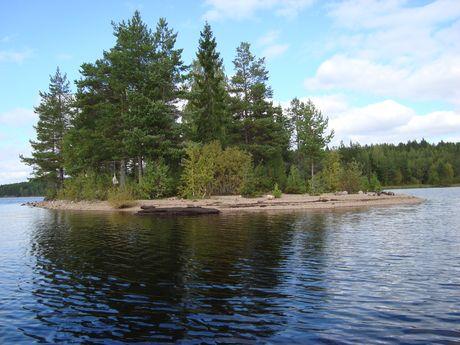 Ön till läger under en kanotfärd i Sverige